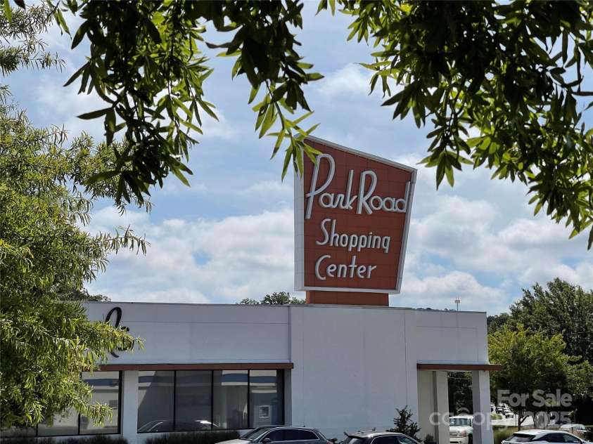 5730 Closeburn Road, Charlotte, NC 28210.  MLS# CAR4271310, YatesRealty ID 12165. Nearby Park Road Shopping Center