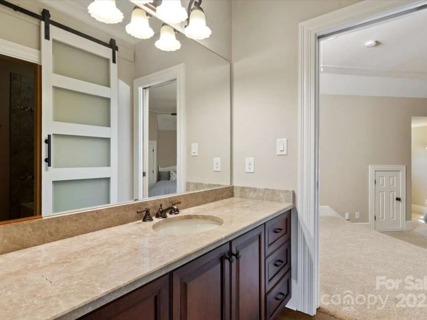 8904 Woodhall Lake Drive, Waxhaw, NC 28173.  MLS# CAR4253927, YatesRealty ID 12169. 2nd Floor Full Bathroom