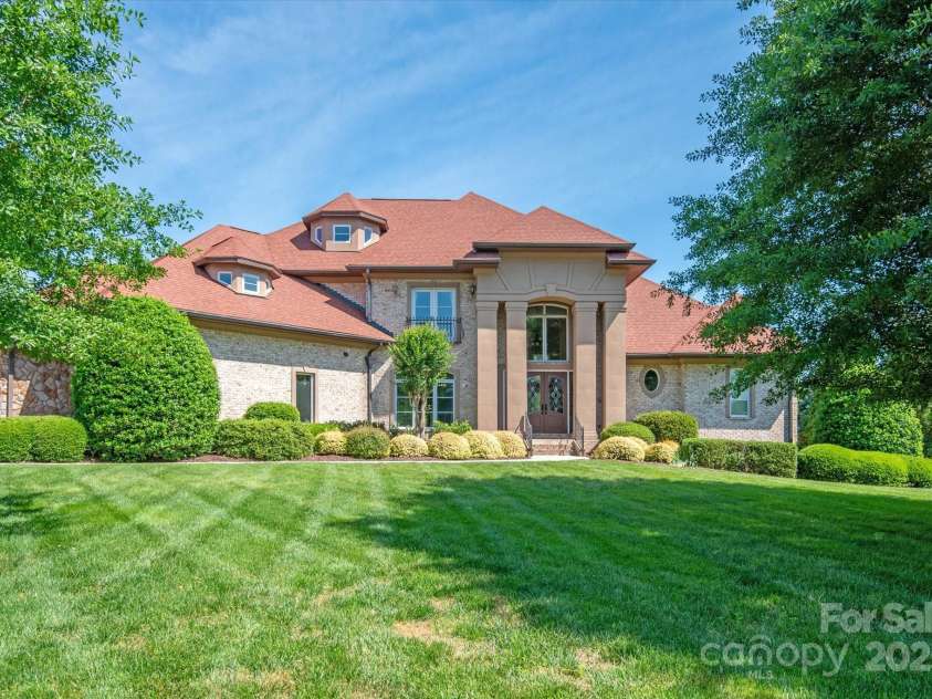 8904 Woodhall Lake Drive, Waxhaw, NC 28173.  MLS# CAR4253927, YatesRealty ID 12169. Front Of Home