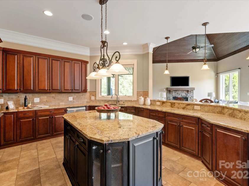 8904 Woodhall Lake Drive, Waxhaw, NC 28173.  MLS# CAR4253927, YatesRealty ID 12169. Kitchen