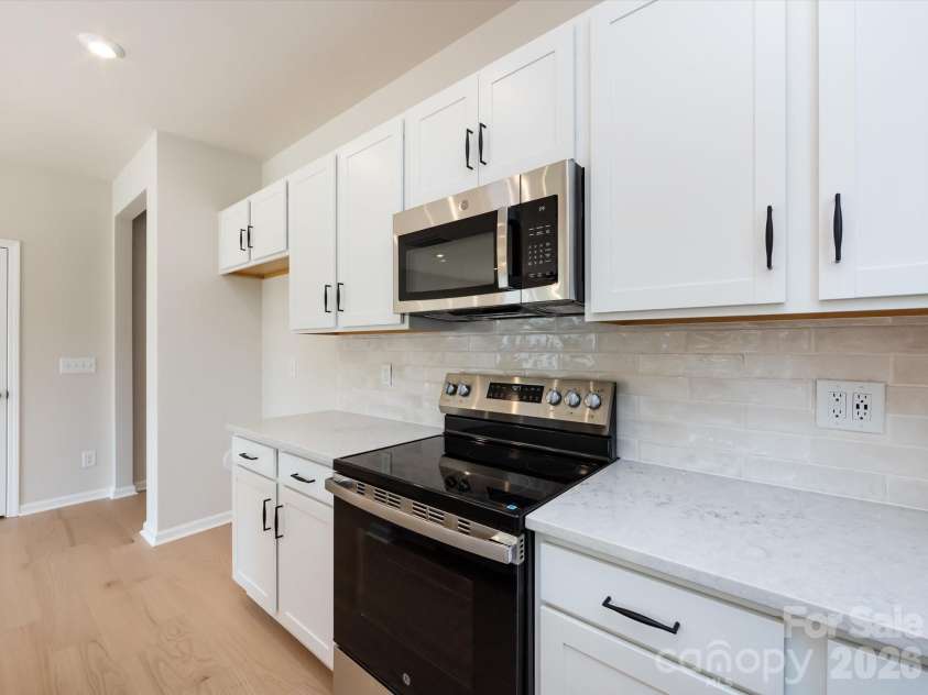 2108 Endeavor Run, Charlotte, NC 28269.  MLS# CAR4318966, YatesRealty ID 12171. A Kitchen that Cooks like a Dream! Welcome to the Heart of the Home. 