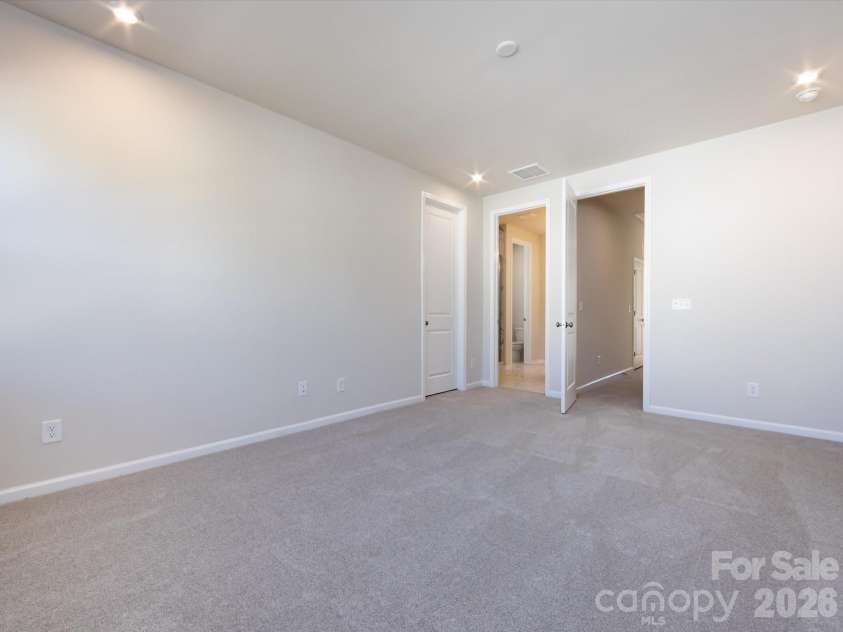 2108 Endeavor Run, Charlotte, NC 28269.  MLS# CAR4318966, YatesRealty ID 12171. Primary Suite with 9' Ceilings and 8' Doorways.