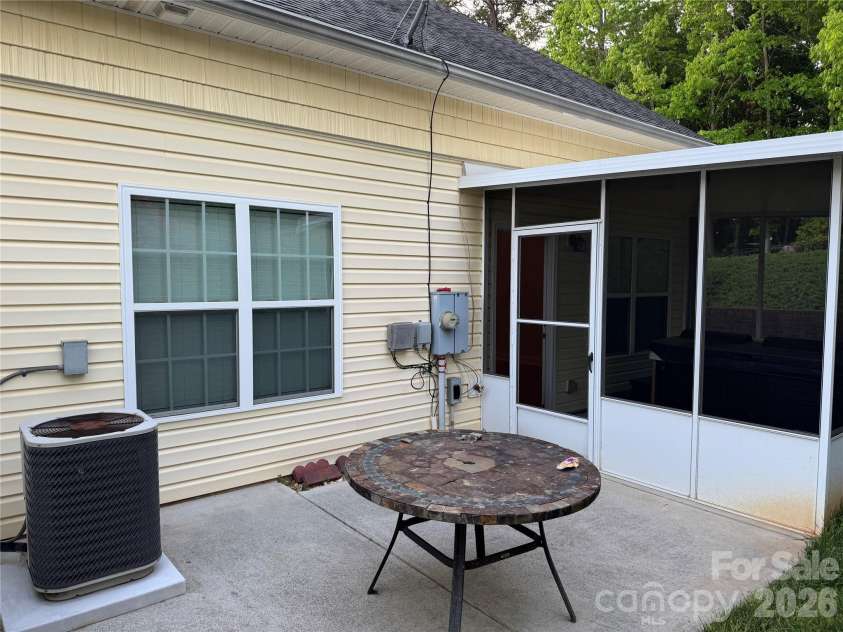 2026 Talbot Lane, Hickory, NC 28602.  MLS# CAR4337462, YatesRealty ID 12179. 