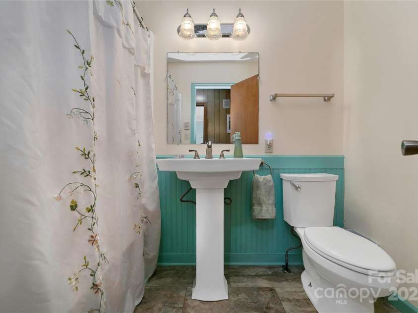 177 Walelu Court, Brevard, NC 28712.  MLS# CAR4223202, YatesRealty ID 1218. Hall Bathroom on Main Level