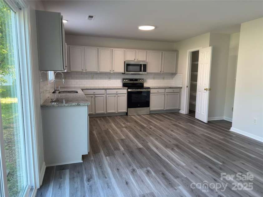 2815 Cartesian Drive, Charlotte, NC 28214.  MLS# CAR4248401, YatesRealty ID 12180. 