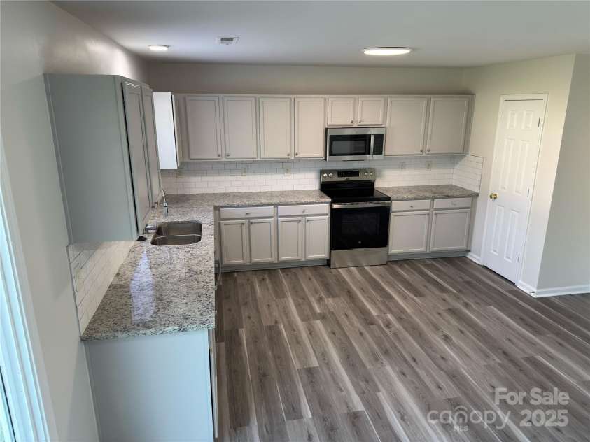 2815 Cartesian Drive, Charlotte, NC 28214.  MLS# CAR4248401, YatesRealty ID 12180. 