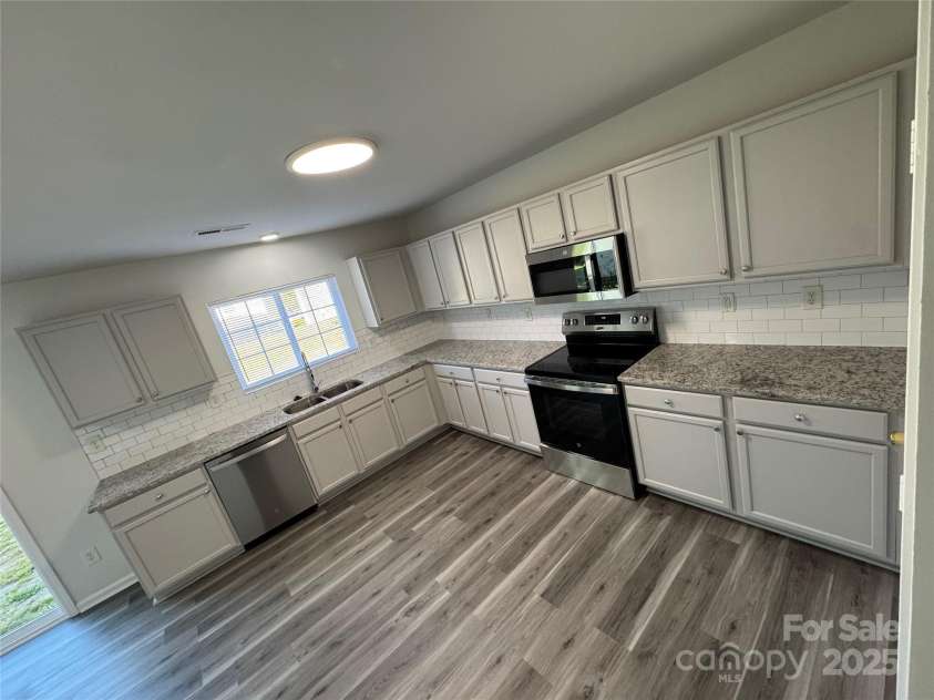 2815 Cartesian Drive, Charlotte, NC 28214.  MLS# CAR4248401, YatesRealty ID 12180. 