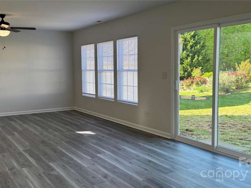 2815 Cartesian Drive, Charlotte, NC 28214.  MLS# CAR4248401, YatesRealty ID 12180. 