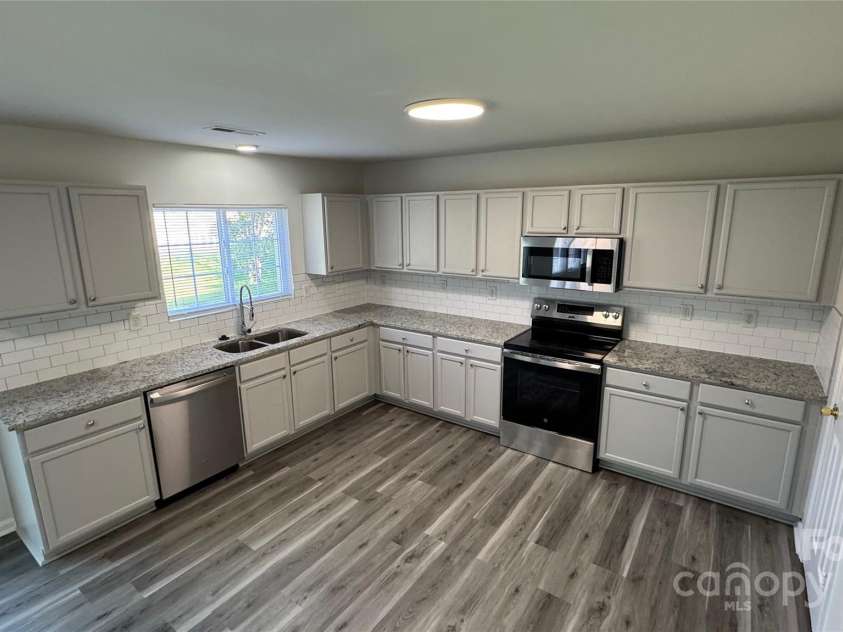 2815 Cartesian Drive, Charlotte, NC 28214.  MLS# CAR4248401, YatesRealty ID 12180. 