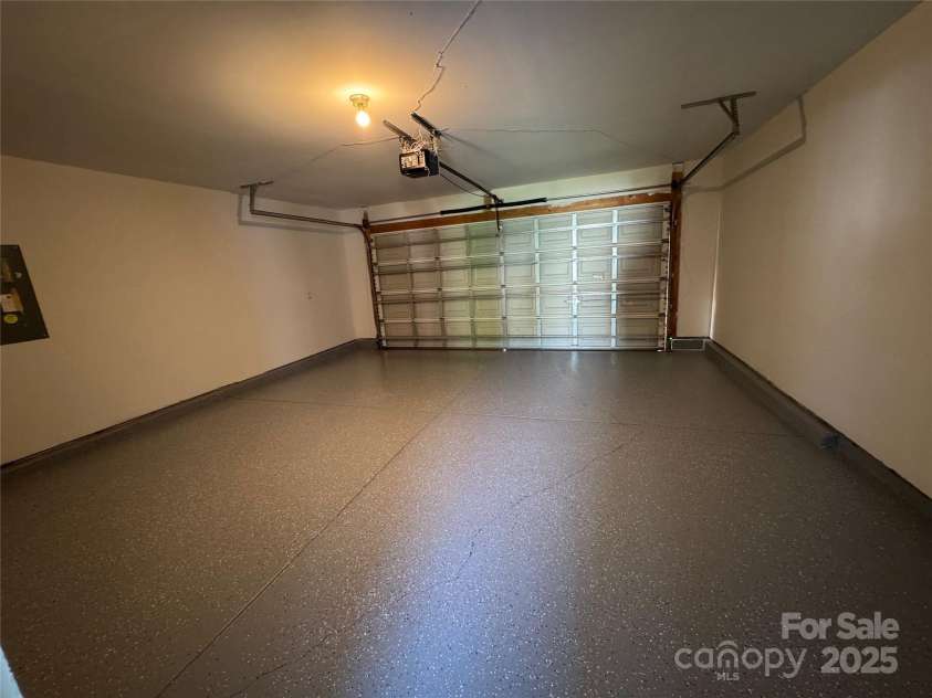 2815 Cartesian Drive, Charlotte, NC 28214.  MLS# CAR4248401, YatesRealty ID 12180. 