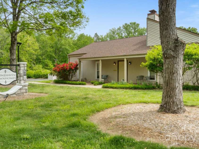8326 Ramath Drive, Charlotte, NC 28211.  MLS# CAR4250067, YatesRealty ID 12182. Welcome to Stonehaven Townhomes in South Charlotte!