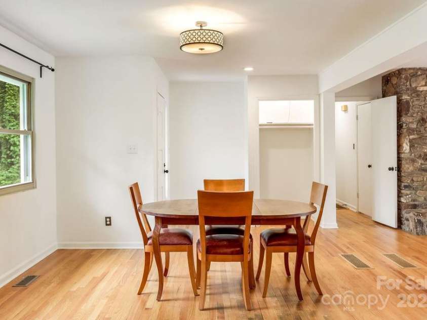 36 Avon Road, Asheville, NC 28805.  MLS# CAR4256089, YatesRealty ID 12184. 