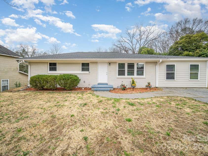 8624 Sharonbrook Drive, Charlotte, NC 28210.  MLS# CAR4226315, YatesRealty ID 12187. 