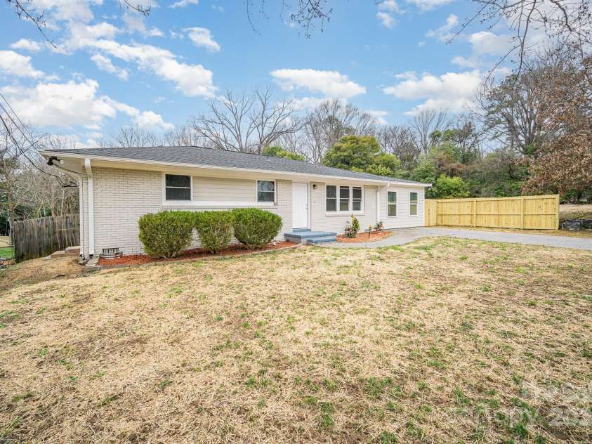 8624 Sharonbrook Drive, Charlotte, NC 28210.  MLS# CAR4226315, YatesRealty ID 12187. 