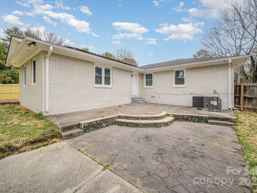 8624 Sharonbrook Drive, Charlotte, NC 28210.  MLS# CAR4226315, YatesRealty ID 12187. 