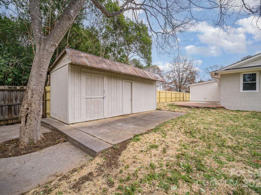 8624 Sharonbrook Drive, Charlotte, NC 28210.  MLS# CAR4226315, YatesRealty ID 12187. 