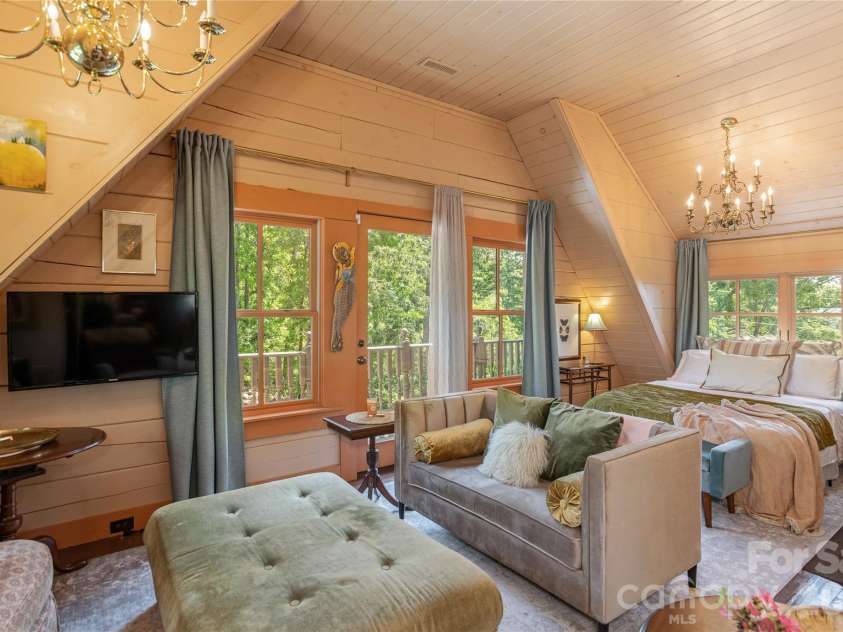 106 McCauley Drive, Asheville, NC 28803.  MLS# CAR4366972, YatesRealty ID 12192. Upper Level Primary Bedroom
