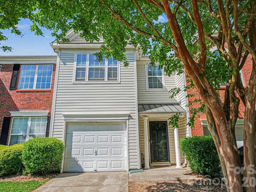3915 Glenlea Commons Drive, Charlotte, NC 28216.  MLS# CAR4365685, YatesRealty ID 12197. 