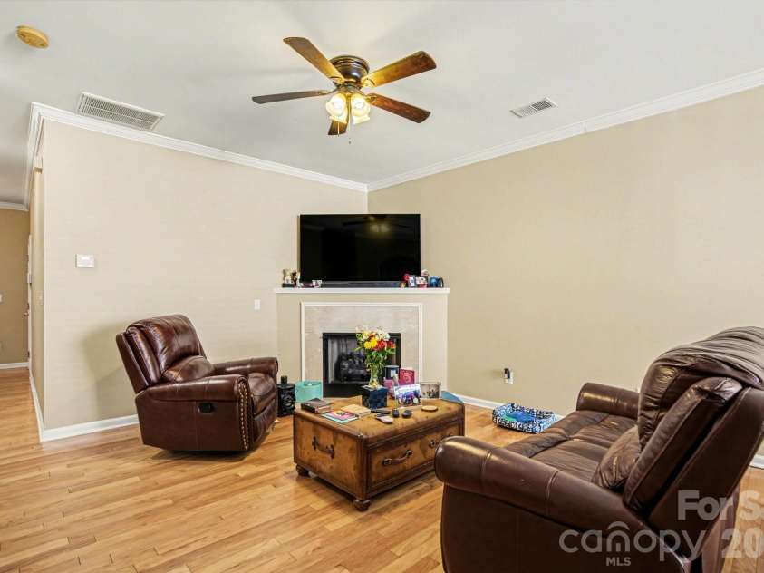 3915 Glenlea Commons Drive, Charlotte, NC 28216.  MLS# CAR4365685, YatesRealty ID 12197. 