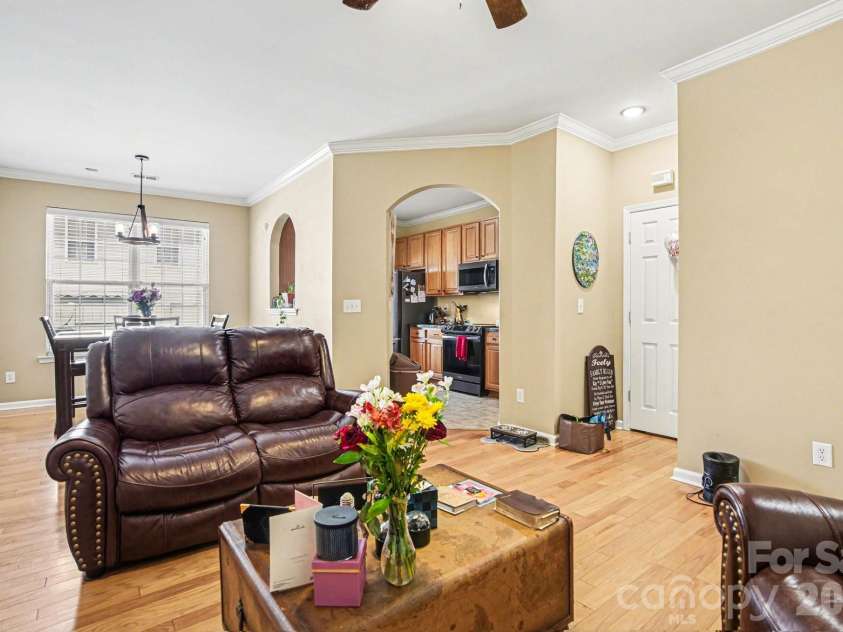3915 Glenlea Commons Drive, Charlotte, NC 28216.  MLS# CAR4365685, YatesRealty ID 12197. 