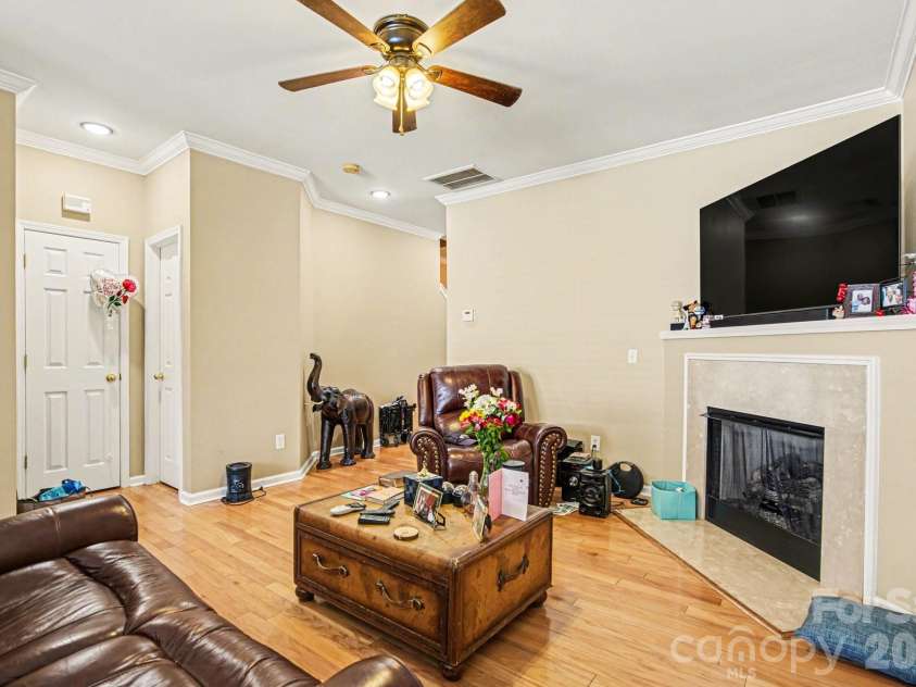 3915 Glenlea Commons Drive, Charlotte, NC 28216.  MLS# CAR4365685, YatesRealty ID 12197. 