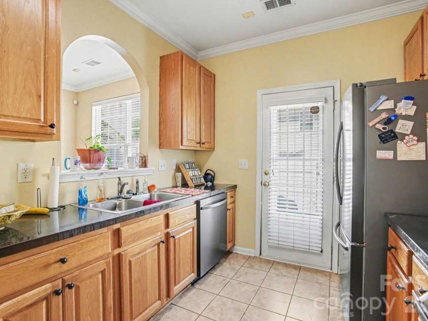 3915 Glenlea Commons Drive, Charlotte, NC 28216.  MLS# CAR4365685, YatesRealty ID 12197. 