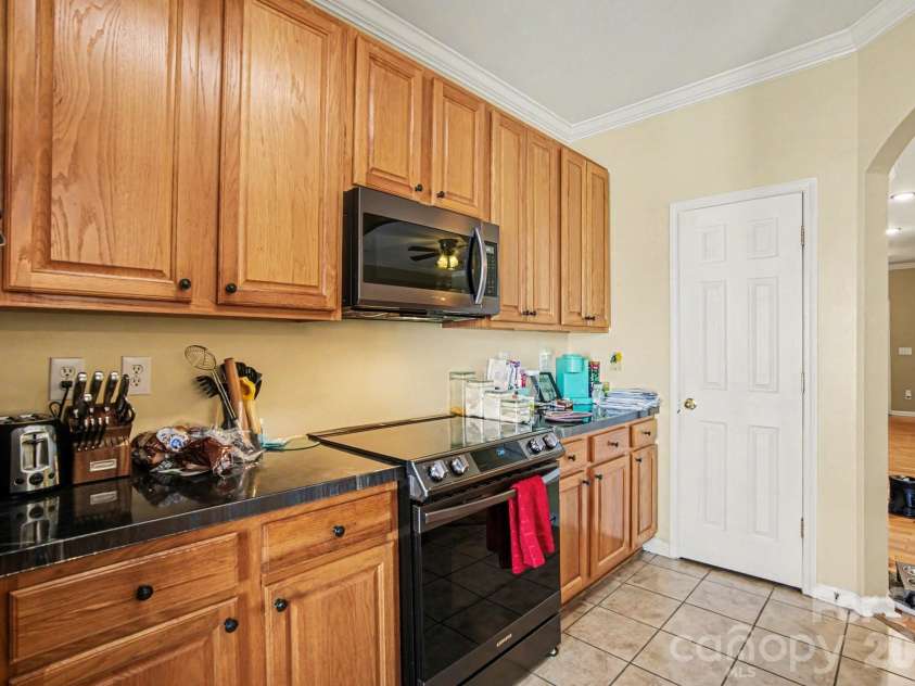 3915 Glenlea Commons Drive, Charlotte, NC 28216.  MLS# CAR4365685, YatesRealty ID 12197. 
