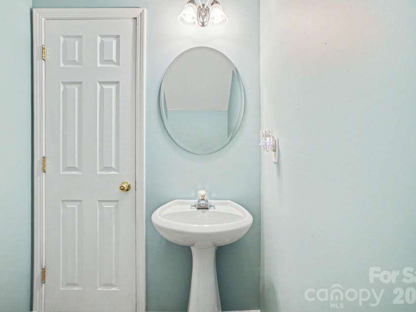3915 Glenlea Commons Drive, Charlotte, NC 28216.  MLS# CAR4365685, YatesRealty ID 12197. 