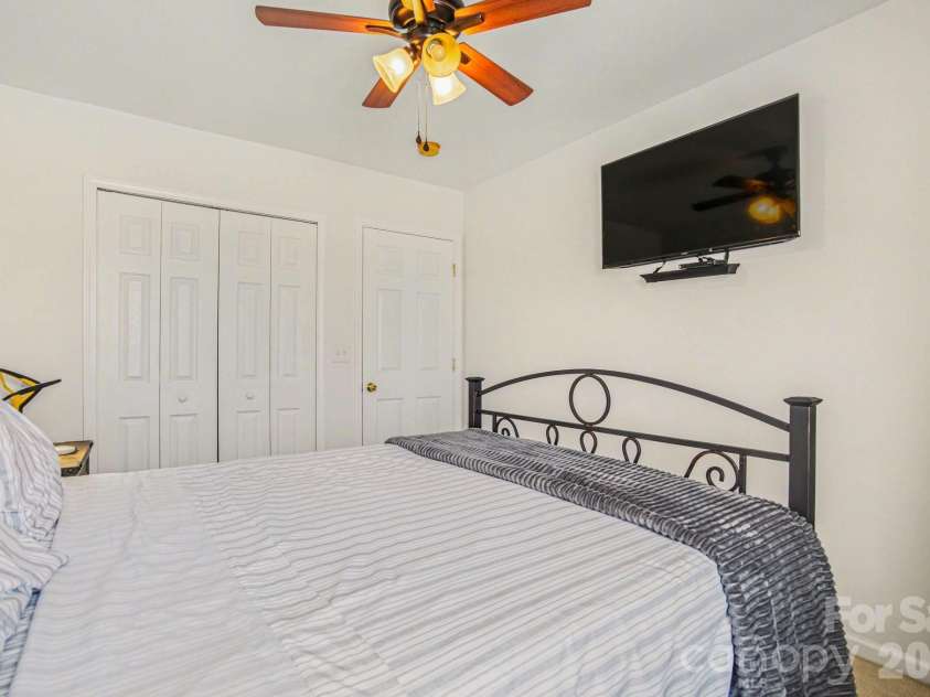 3915 Glenlea Commons Drive, Charlotte, NC 28216.  MLS# CAR4365685, YatesRealty ID 12197. 