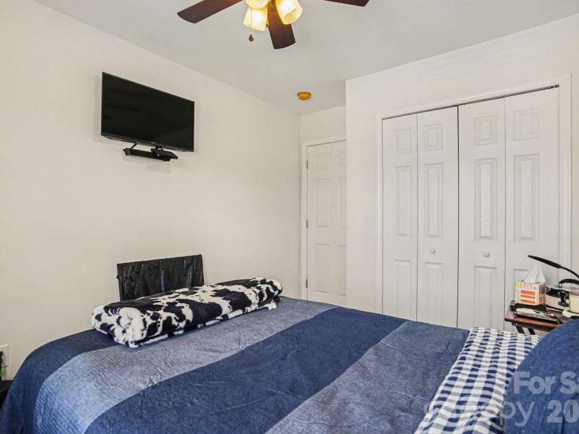 3915 Glenlea Commons Drive, Charlotte, NC 28216.  MLS# CAR4365685, YatesRealty ID 12197. 