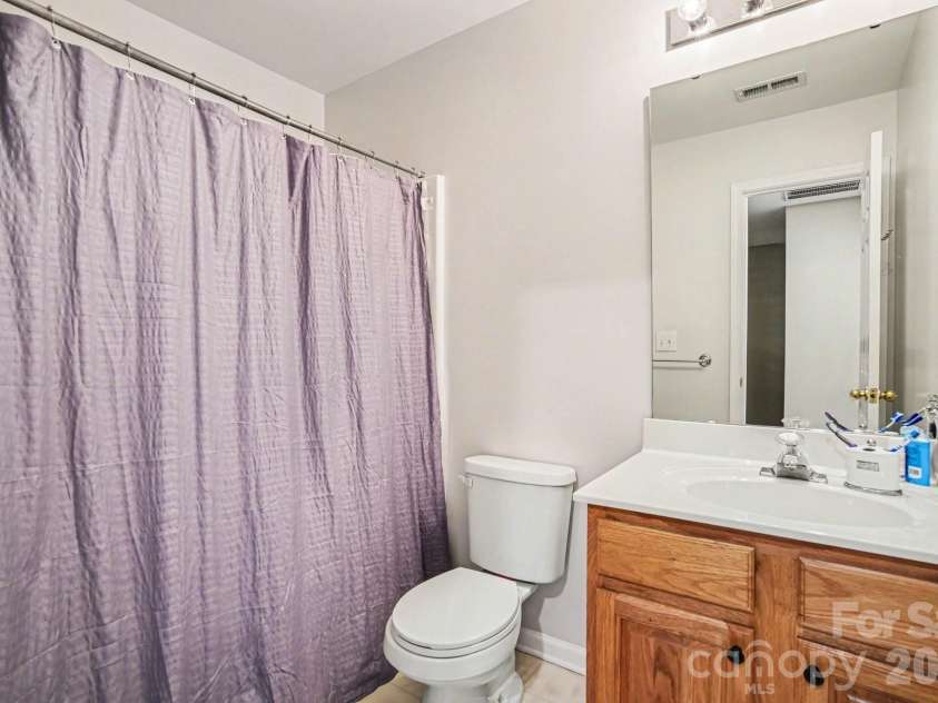 3915 Glenlea Commons Drive, Charlotte, NC 28216.  MLS# CAR4365685, YatesRealty ID 12197. 