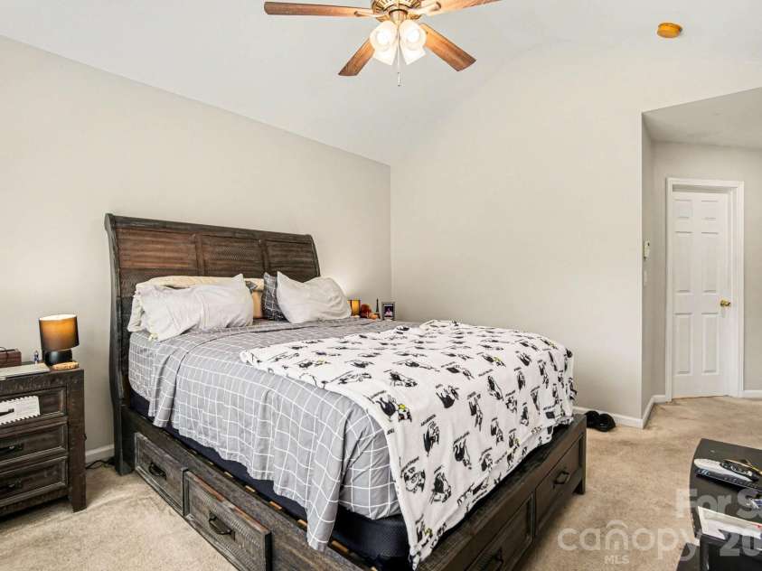 3915 Glenlea Commons Drive, Charlotte, NC 28216.  MLS# CAR4365685, YatesRealty ID 12197. 