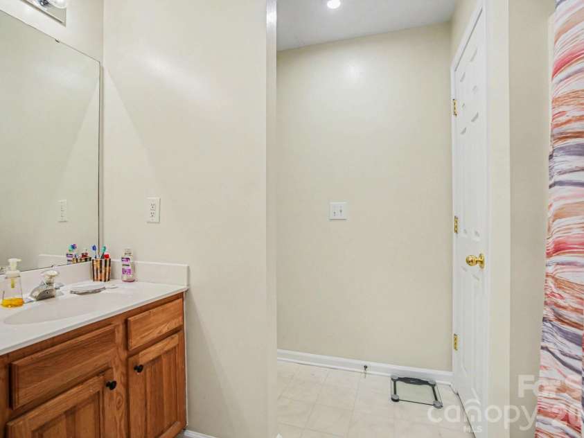 3915 Glenlea Commons Drive, Charlotte, NC 28216.  MLS# CAR4365685, YatesRealty ID 12197. 