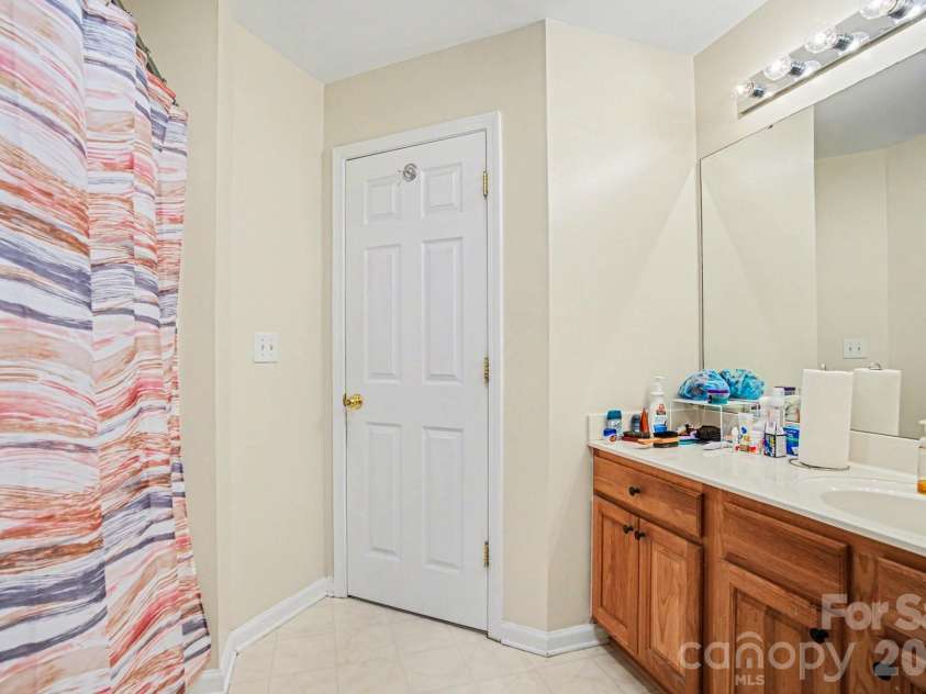 3915 Glenlea Commons Drive, Charlotte, NC 28216.  MLS# CAR4365685, YatesRealty ID 12197. 