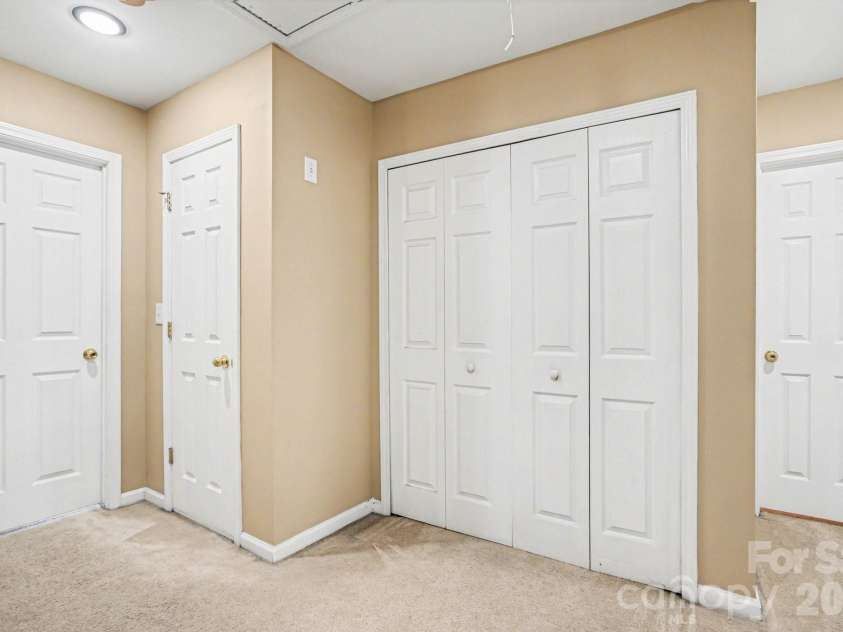 3915 Glenlea Commons Drive, Charlotte, NC 28216.  MLS# CAR4365685, YatesRealty ID 12197. 