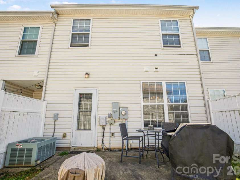3915 Glenlea Commons Drive, Charlotte, NC 28216.  MLS# CAR4365685, YatesRealty ID 12197. 
