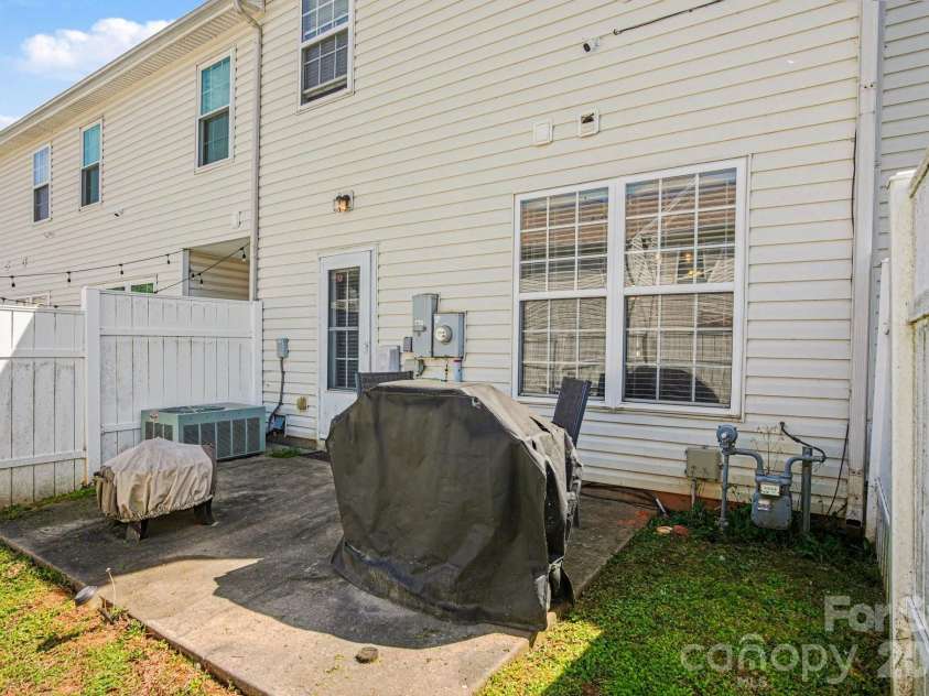 3915 Glenlea Commons Drive, Charlotte, NC 28216.  MLS# CAR4365685, YatesRealty ID 12197. 