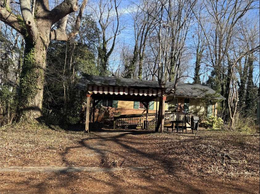 1561 Westdale Drive, Charlotte, NC 28208.  MLS# CAR4228852, YatesRealty ID 12198. 