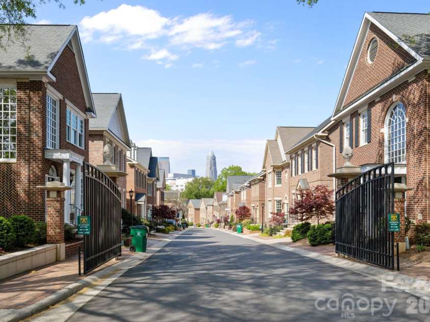 1208 Dilworth Crescent Row, Charlotte, NC 28203.  MLS# CAR4363810, YatesRealty ID 12200. 