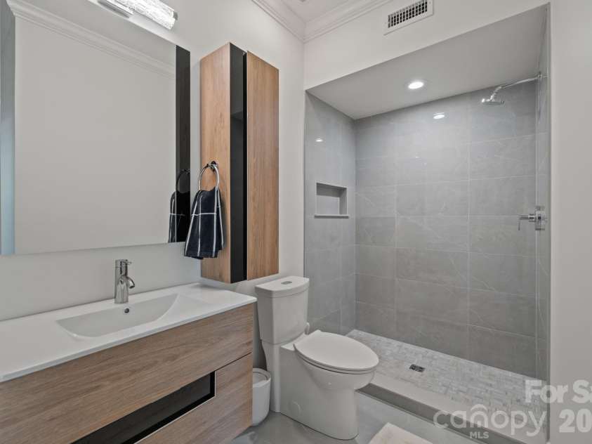 1208 Dilworth Crescent Row, Charlotte, NC 28203.  MLS# CAR4363810, YatesRealty ID 12200. Bedroom #2 full bathroom