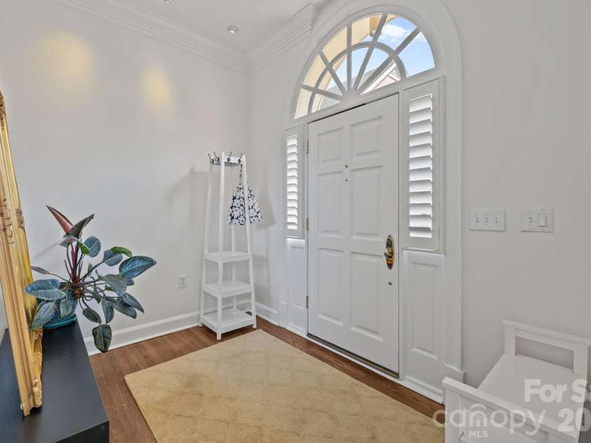 1208 Dilworth Crescent Row, Charlotte, NC 28203.  MLS# CAR4363810, YatesRealty ID 12200. Foyer