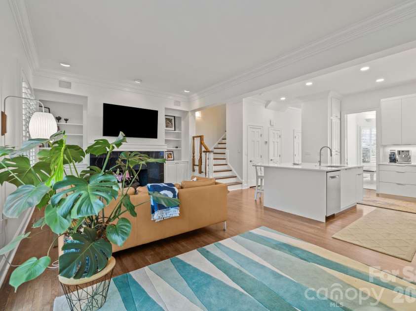 1208 Dilworth Crescent Row, Charlotte, NC 28203.  MLS# CAR4363810, YatesRealty ID 12200. Living Room
