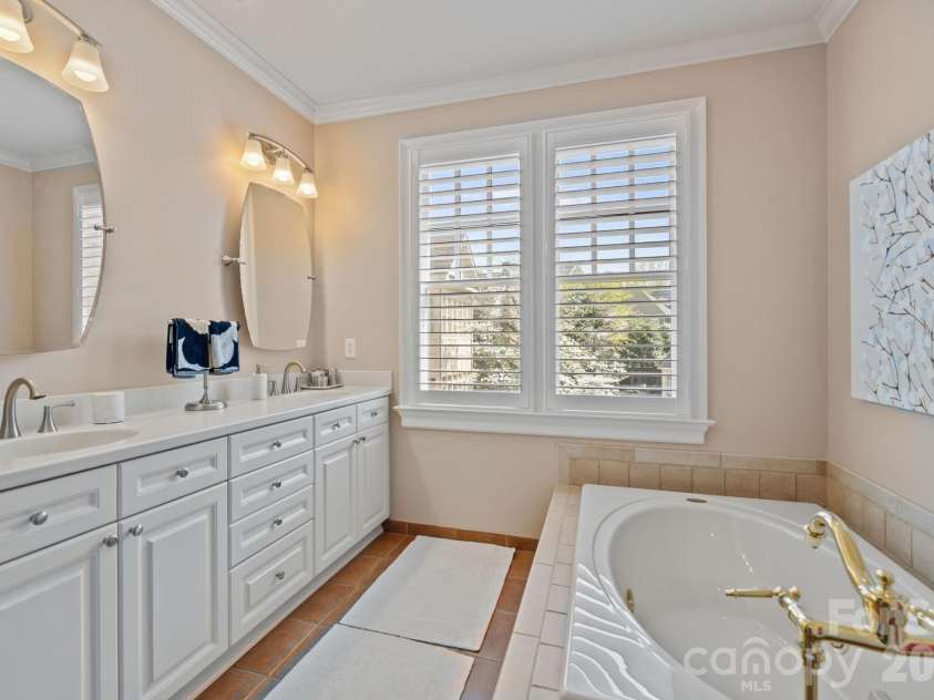 1208 Dilworth Crescent Row, Charlotte, NC 28203.  MLS# CAR4363810, YatesRealty ID 12200. Primary Bathroom w/ Jacuzzi tub