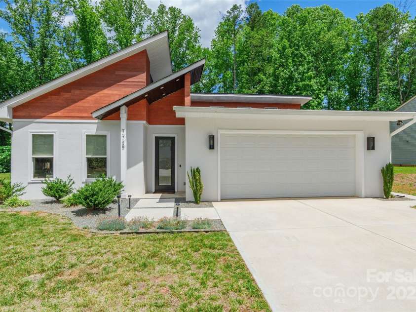 7728 Shalom Drive, Charlotte, NC 28216.  MLS# CAR4256052, YatesRealty ID 12202. 