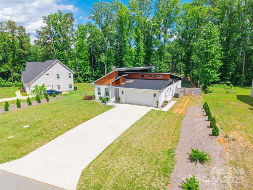 7728 Shalom Drive, Charlotte, NC 28216.  MLS# CAR4256052, YatesRealty ID 12202. 