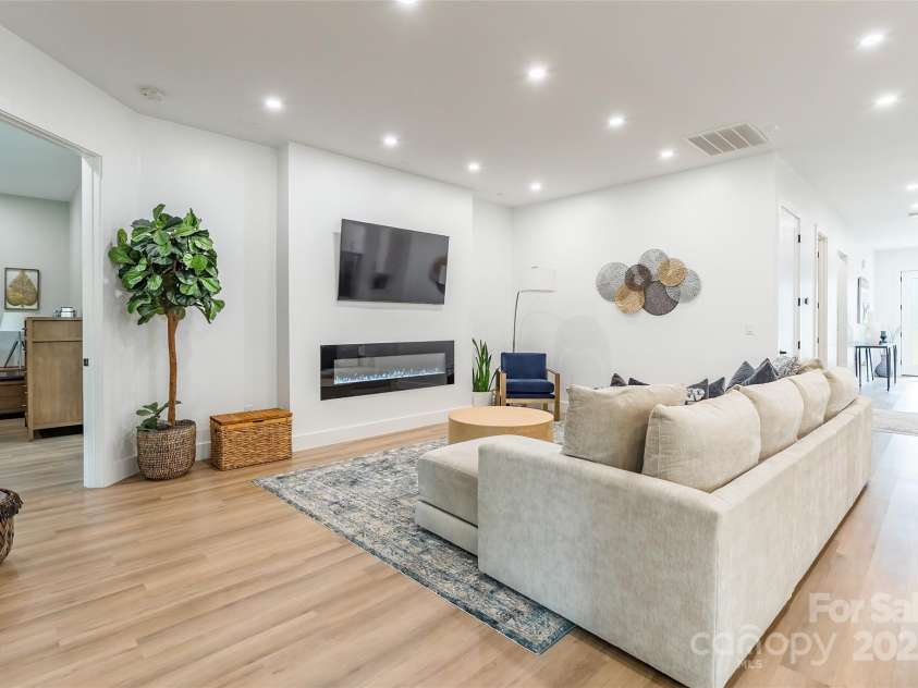 7728 Shalom Drive, Charlotte, NC 28216.  MLS# CAR4256052, YatesRealty ID 12202. 