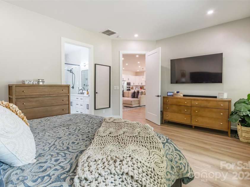 7728 Shalom Drive, Charlotte, NC 28216.  MLS# CAR4256052, YatesRealty ID 12202. 