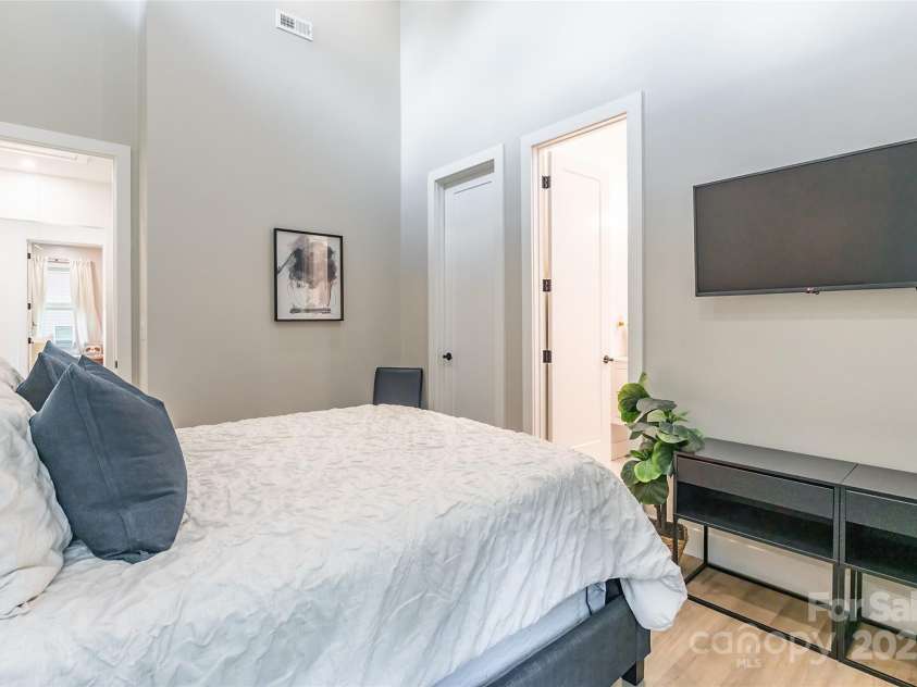 7728 Shalom Drive, Charlotte, NC 28216.  MLS# CAR4256052, YatesRealty ID 12202. 