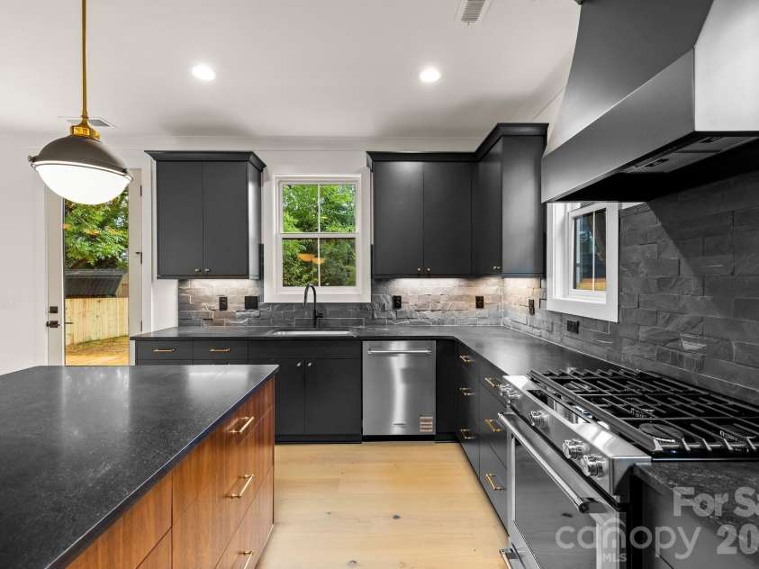 2757 Parkway Avenue, Charlotte, NC 28208.  MLS# CAR4353410, YatesRealty ID 12204. 