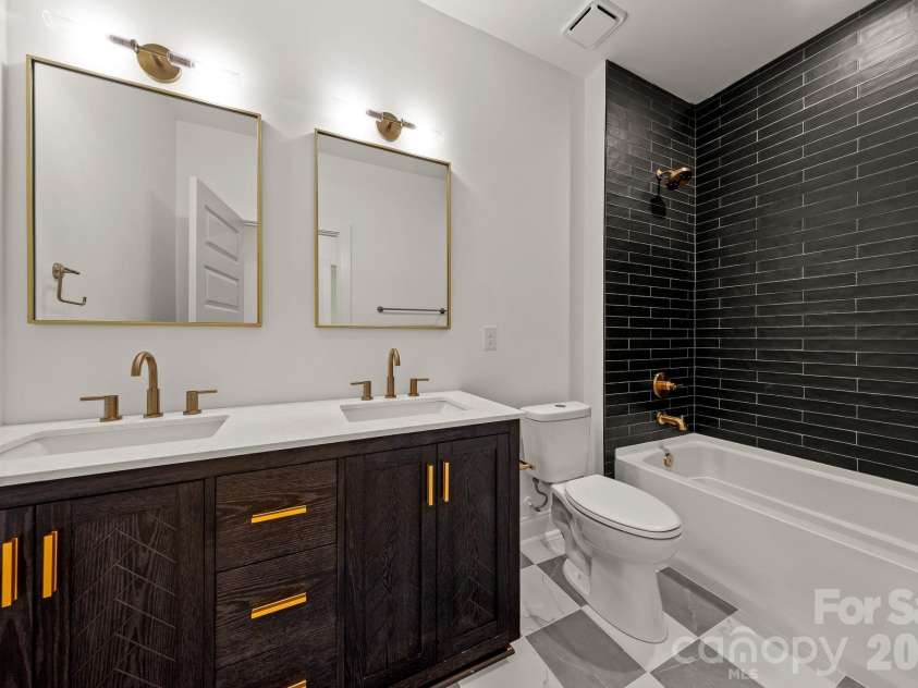 2757 Parkway Avenue, Charlotte, NC 28208.  MLS# CAR4353410, YatesRealty ID 12204. 